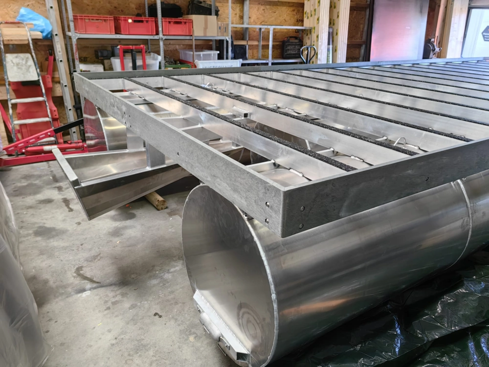 Aluminium-Ponton mit Metallrahmen zur Hausboot-Basis im Werkstattlager
