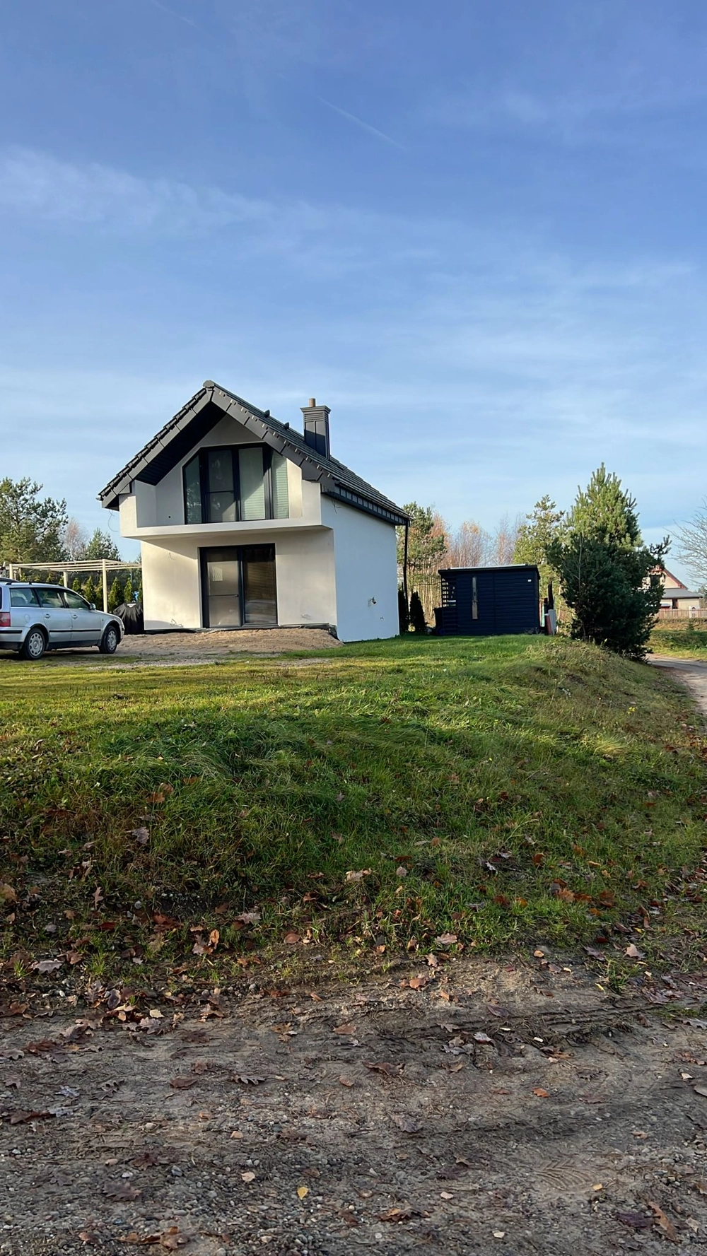 Modernes Einfamilienhaus mit frisch verputzter Fassade und dunklem Satteldach