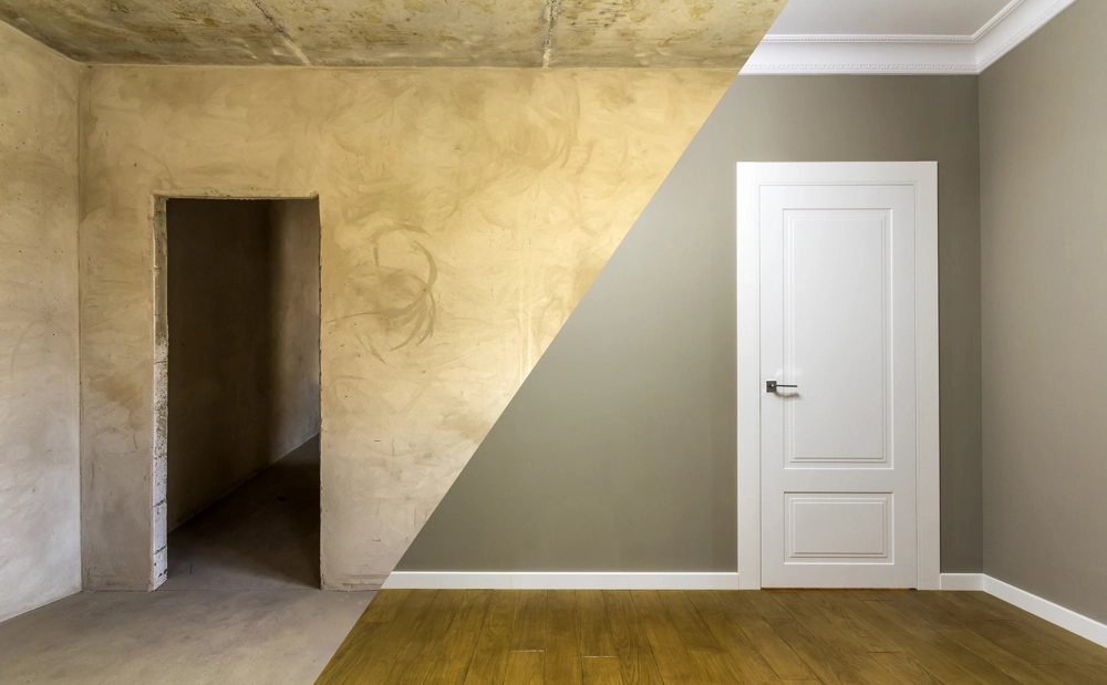 Vorher-nachher-Innenrenovierung mit neuem Holzboden, weißer Innentür und glatt verputzten Wänden