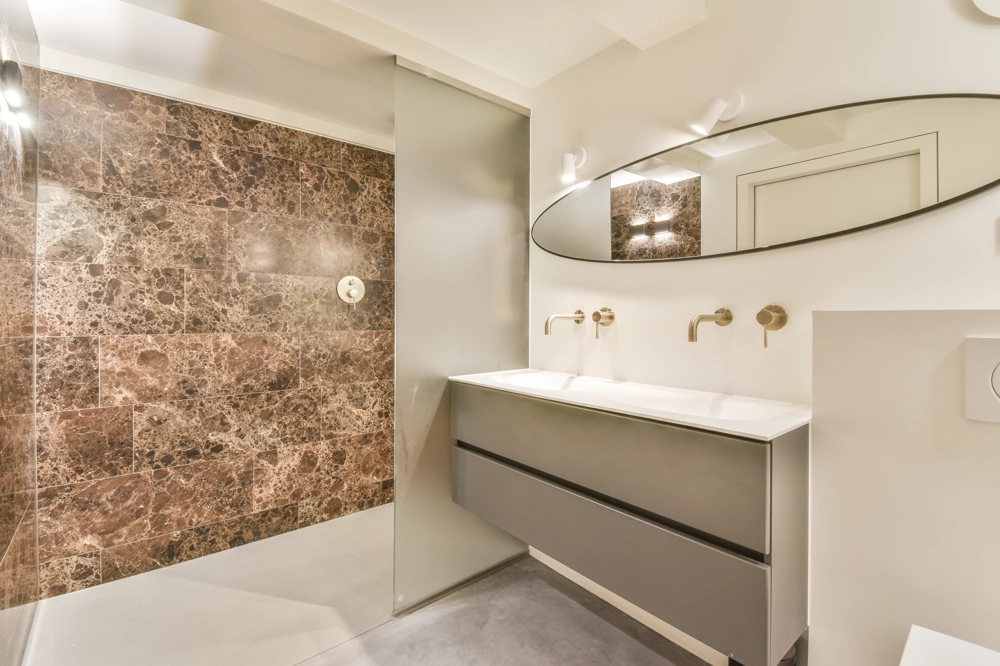 Modernes Badezimmer mit begehbarer Dusche, Marmorwandfliesen, Glasabtrennung und Doppelwaschtisch, Bad fliesen