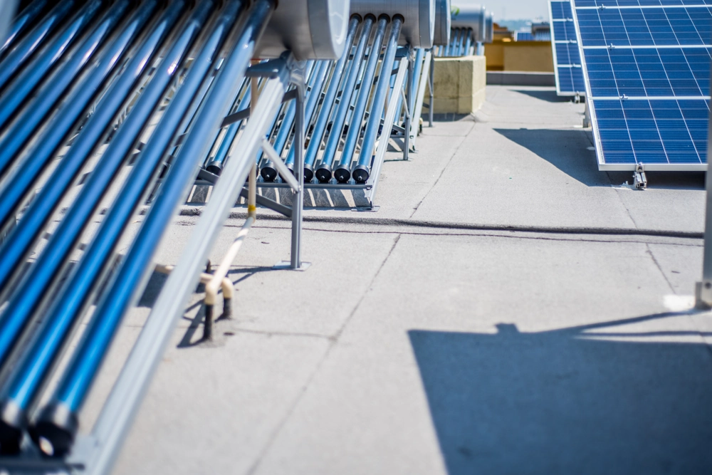 Vakuumröhrenkollektoren und PV-Module auf Flachdach Solaranlagen installation