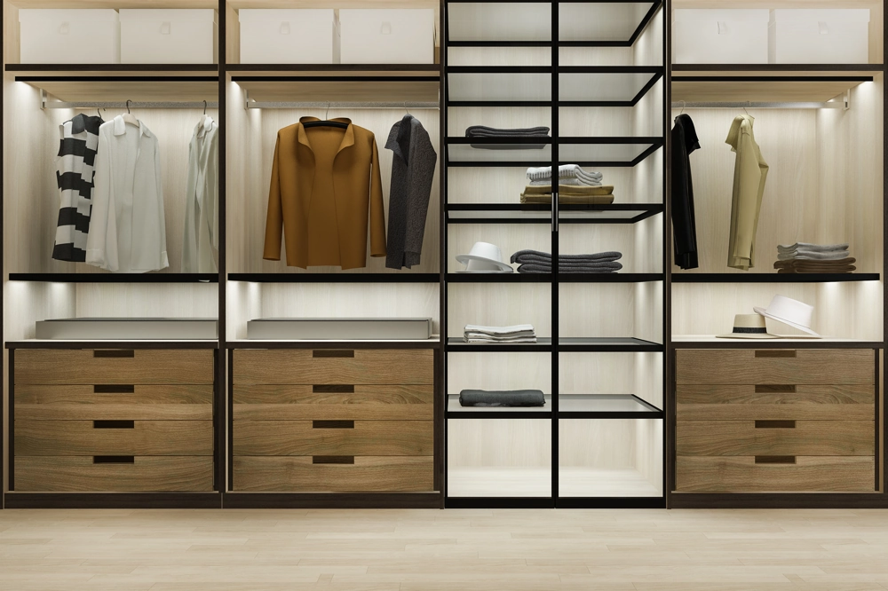 Beleuchteter Einbauschrank mit Holzschubladen, offenen Regalen und Kleiderstangen, Möbelmontage